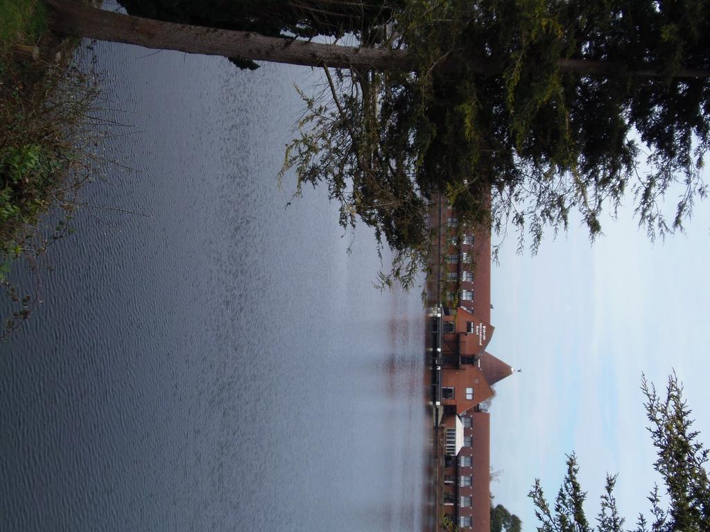 Lakeside Continental Hotel Camberley Eksteriør billede