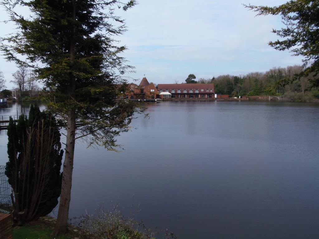 Lakeside Continental Hotel Camberley Eksteriør billede