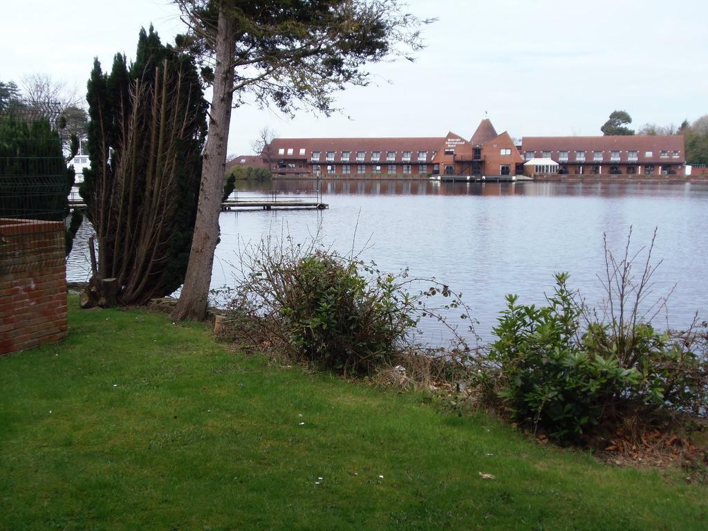 Lakeside Continental Hotel Camberley Eksteriør billede
