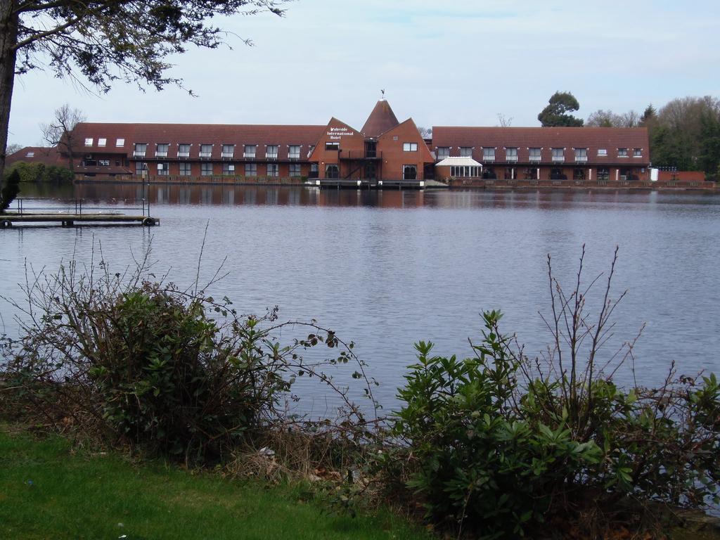 Lakeside Continental Hotel Camberley Eksteriør billede