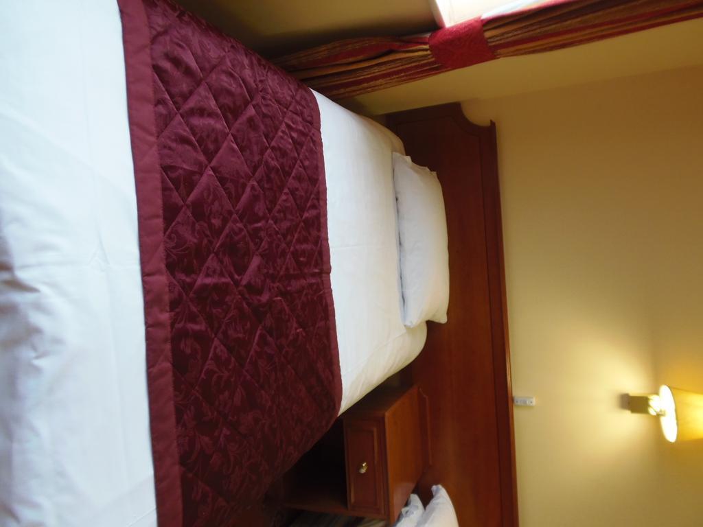 Lakeside Continental Hotel Camberley Eksteriør billede