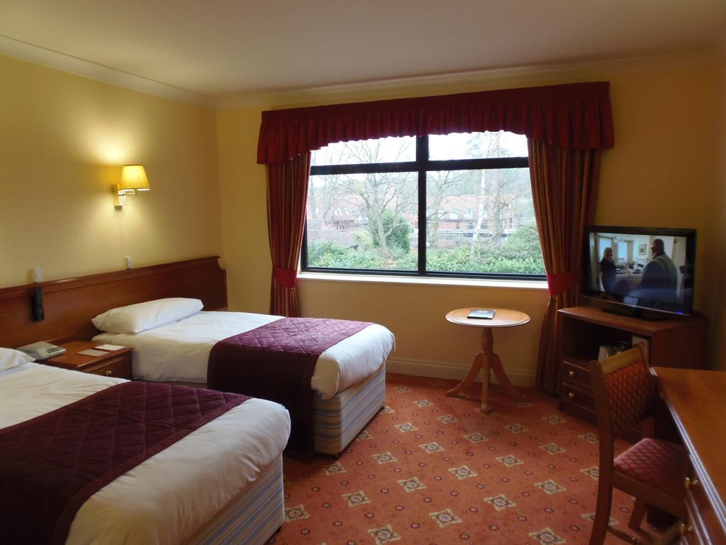 Lakeside Continental Hotel Camberley Eksteriør billede